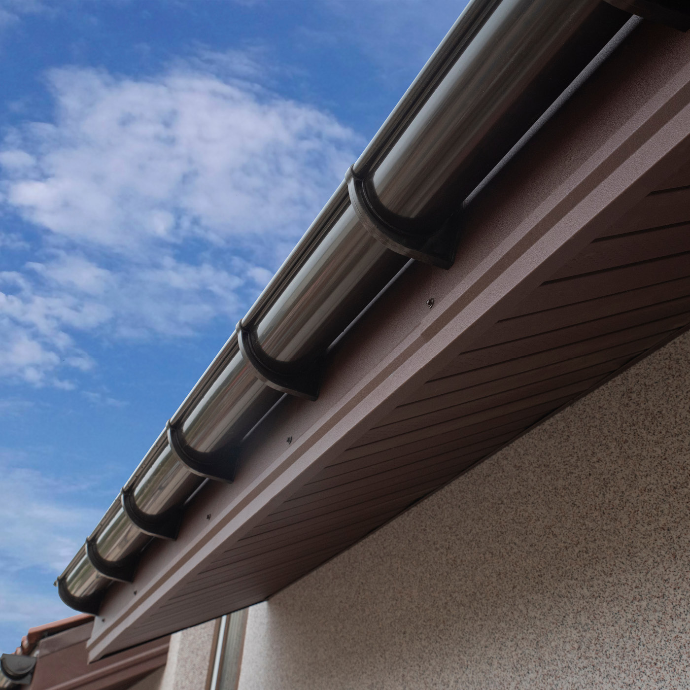 Mit precolor eingefärbte PVC Dachrinne an Haus