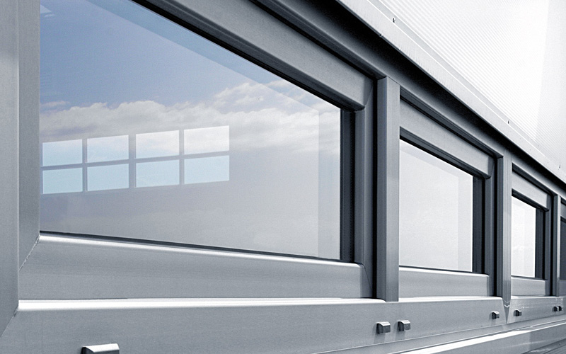 Modernes, anthrazites Fenster, eingefärbt mit precolor Masterbatch